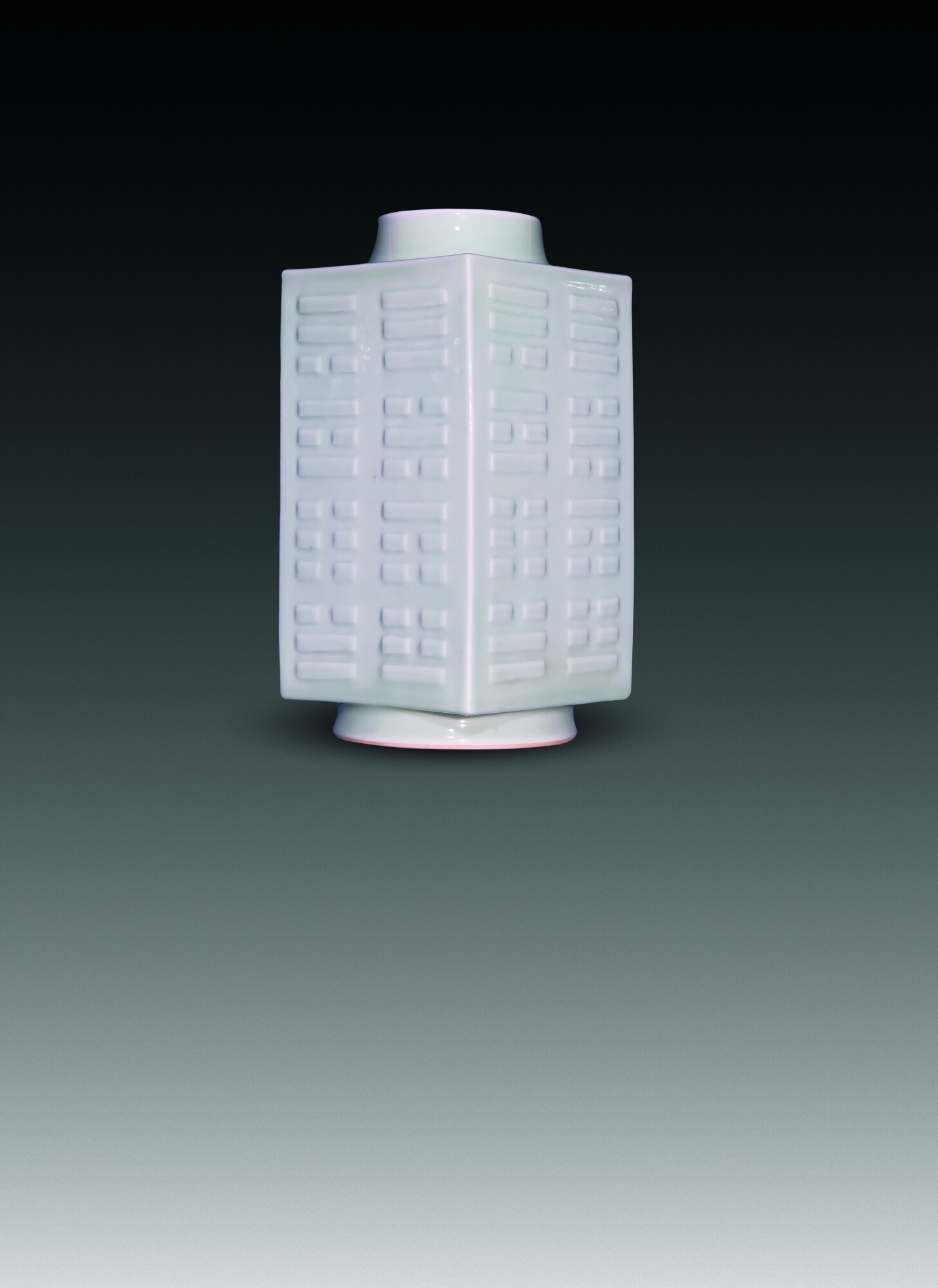 清乾隆粉青釉八卦纹琮式瓶- 御承拍卖 